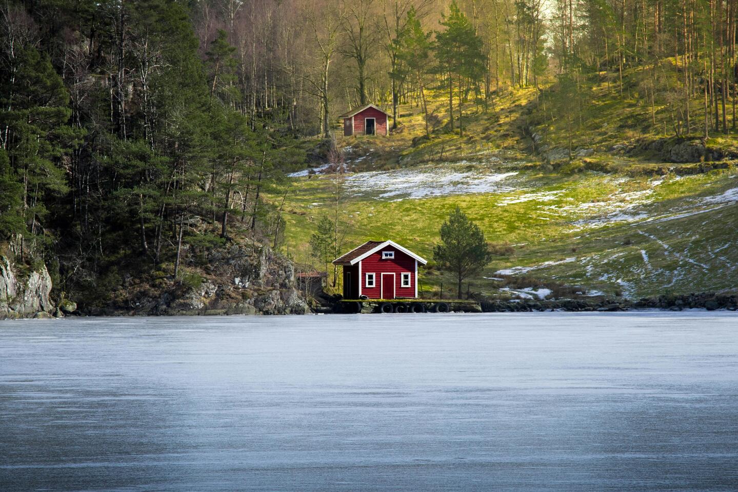 Della8 - Röd stuga vid vatten