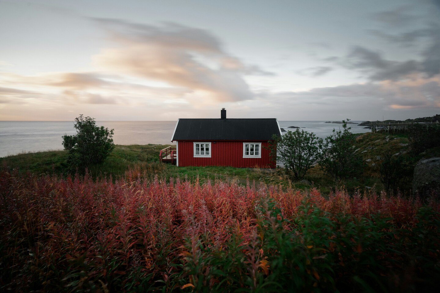 Della8 - Röd stuga vid havet